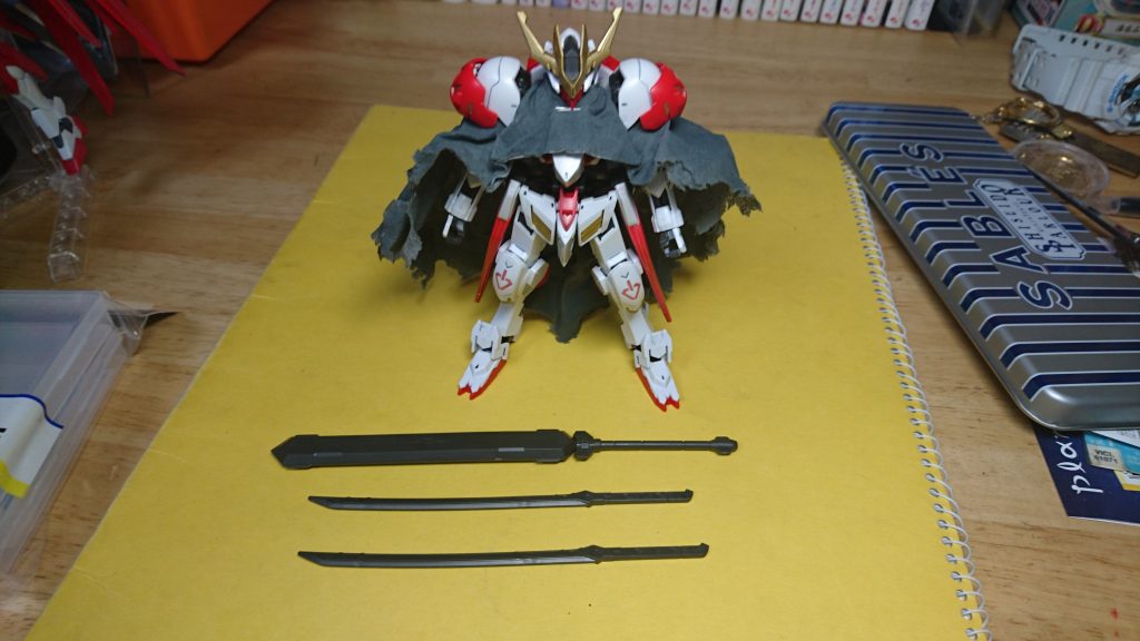 武器はソードメイスとカタナ2本のみで、射撃はしません。強力なスラスターで敵に近づき接近戦を叩き込む格闘機です。