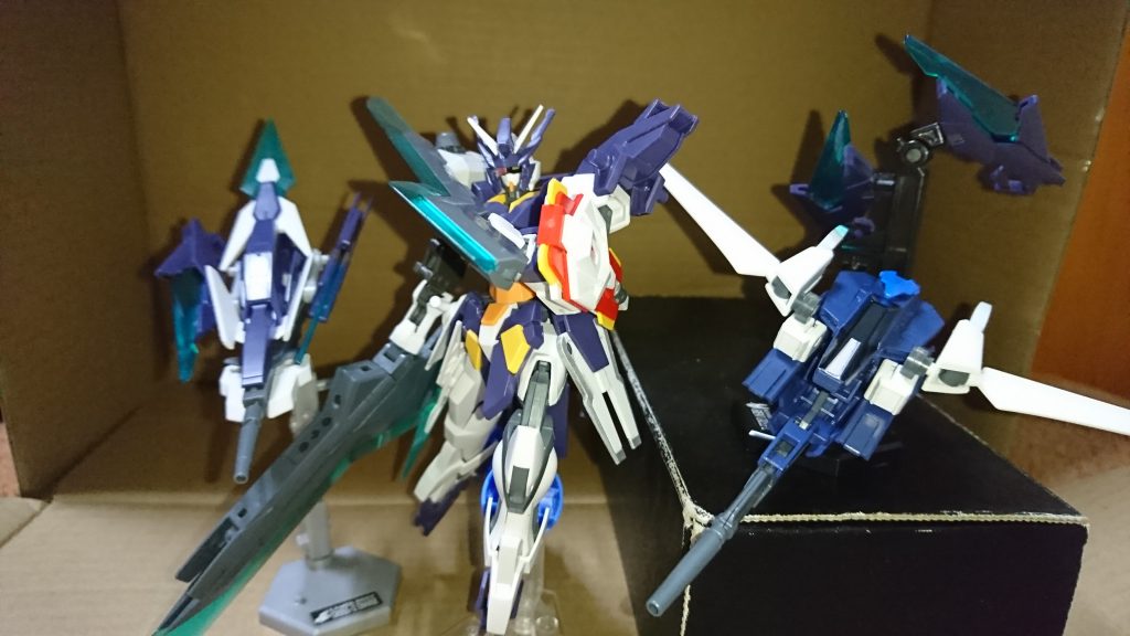 左からドッズFブースター、カラミティAGEⅡ、ビルドSブースター、Fファンネルです。
ドッズFブースターはブースターと名前があるが実際は大型の遠隔操作機。
ビルドSブースターは支援機だが遠隔操作、有人操作、無人操作に切り替えられる。