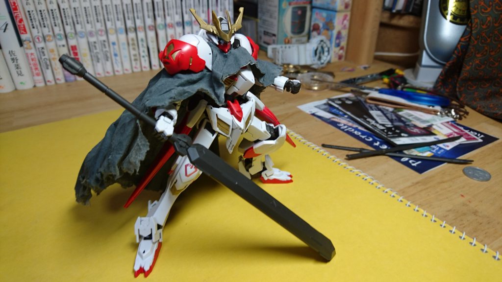 マントはABCマント、アンチバレットコンストラクションマントです。ようは対実弾構造マントです。鉄血の世界ではビームは通用しないのでクロスボーンのABCマントではダメなので。