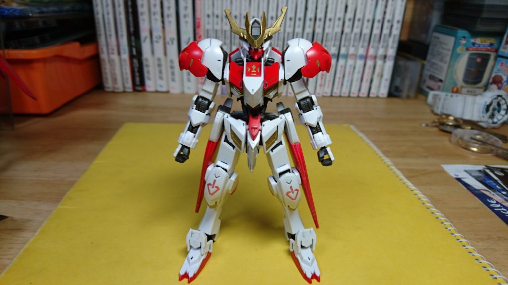 マントを取るとこんなカンジです。バックパックはスマートなルプスのものにしました。肩や胸にある鉄火団マークは金に塗って少し豪華さを出しました。