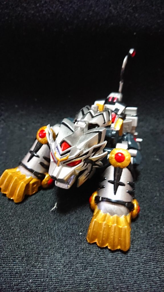 支援機 鉄鋼猛虎(メタルタイガー)
轟大帝孫権のパーツとジャンクパーツなどを組み合わせて製作
金色のメタルガルーダと対になるようにシルバーで塗装しています。