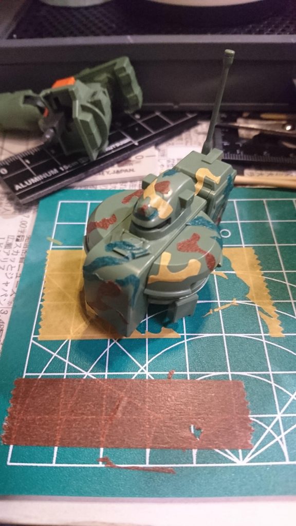 パーツは大雑把に分割して作業しました。モールド部分を跨ぐ場合は竹串の先端でモールドをなぞるように合わせて接着させています。
マステはカッターマットに１度貼ってから切ると作業しやすかったです。
デザインナイフの刃は新品に変えるのをオススメします。