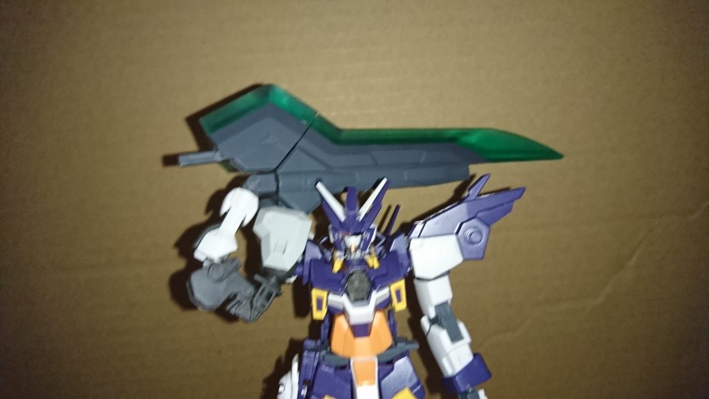 セイヴァーアーム
製作中に偶然できた武器腕をそのまま取りつけた。
カラミティセイヴァー
右腕に装備された大剣。この状態でもライフルが使用可能