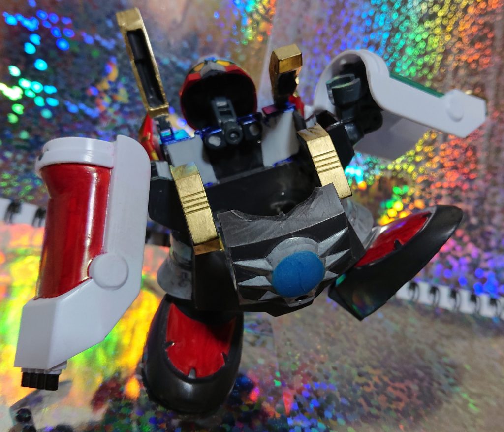 ギガンティスの可動範囲。
体型的にあまりポージングできませんが、変形の恩恵もあり17箇所が可動。
肩、胸は合体用に開きます。