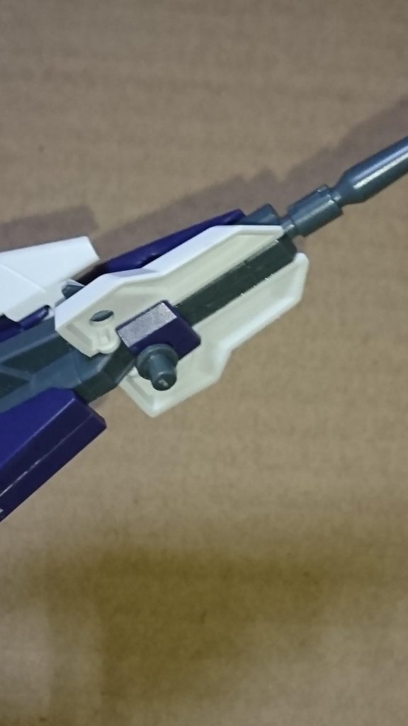 ドッズライフルの先端に使わなくなった右手のパーツをつけているので3ミリ棒が接続可能。そこから色々取り付けられる