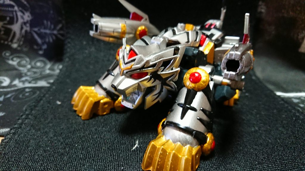 大波帆駆砲(オーバーハングキャノン)を前足に装着できます。