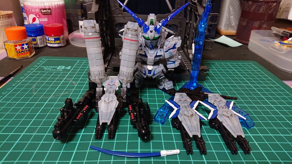 ユニコーンガンダム本体とフルアーマーウエポンが完成し、トップコートを吹く前の状態‼️