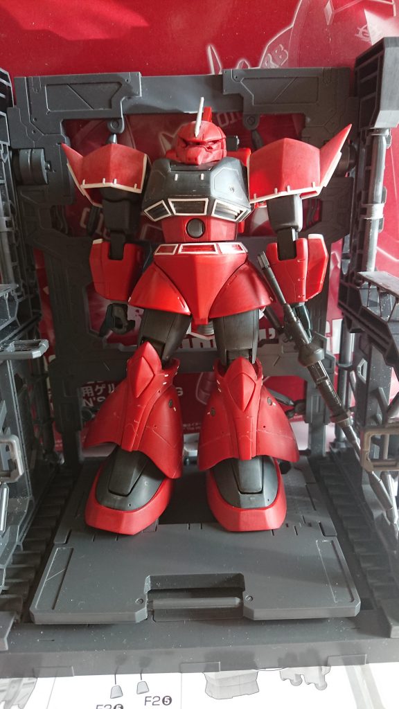 素組みのままだとまるっこくて面が沢山あり、アニメ風に路線変更してた時期なのでディテが過度に少なくラース(亀のような豚)っぽかったので全体をMGを参考にひたすらヤスリで削りました…。