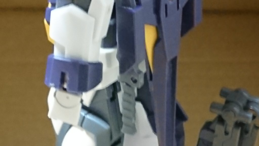 収納場所です。左腰に装備されています。よく落ちますw