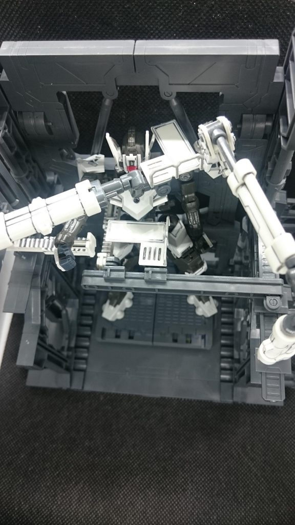 ガンダムフレームは装甲を換装できるのでどこでも動くアーム
コクピットハッチまで動くエスカレーター
どこでも人が整備できるように色々動く足場