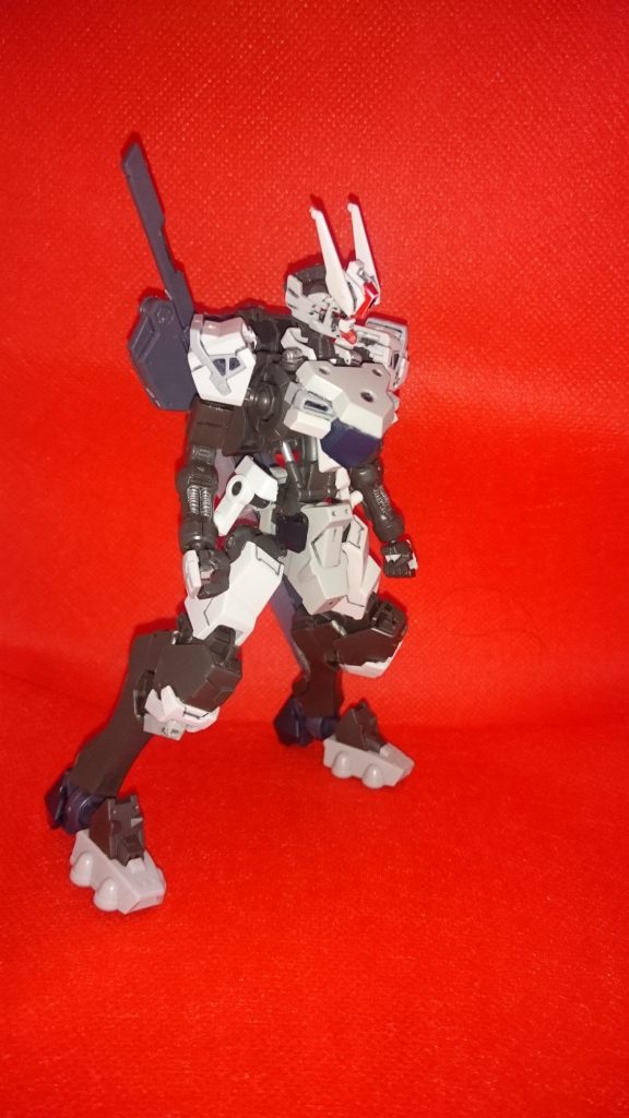 各ジョイントは外して他パーツを取り付けられるようにしてあります。
フレームに装甲を取り付けているので、地上、宇宙、空、海に応じて換装して運用していた所もあるはず