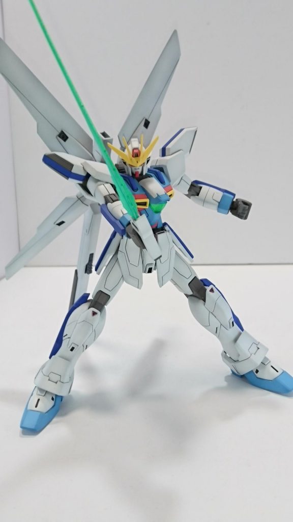 ビームソード、胸部のクリアパーツには偏光パールを吹いてみました。