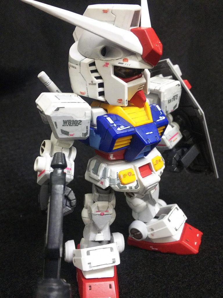 各所スジボリを追加してRGっぽく白とグレーで塗り分けしました