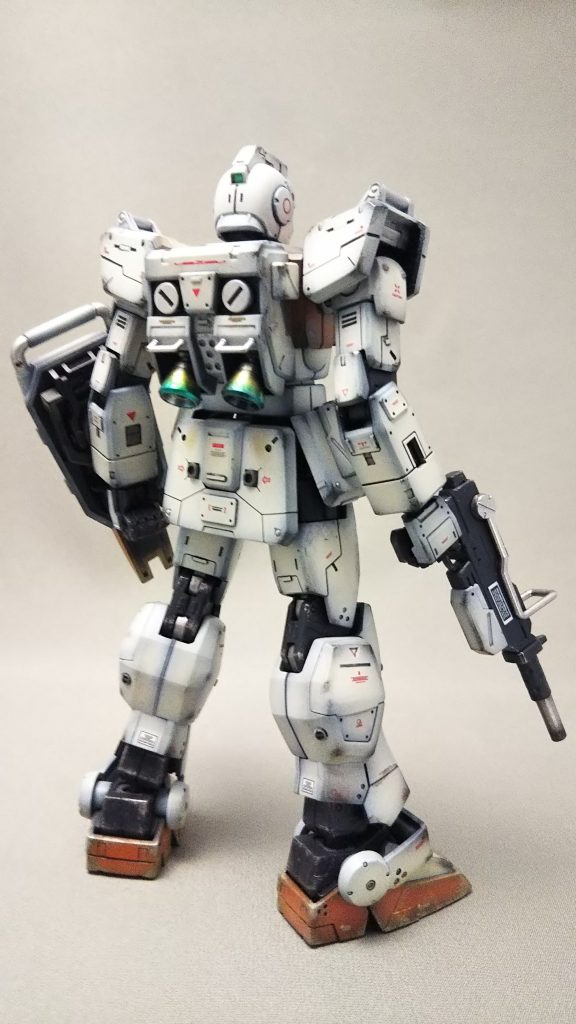 リアに関しての変更点はバーニアと肘の部分
接続部をボールジョイントに作り替え、上下にスイング出来る様にしました
肘の装甲はマスターグレードの様に腕を曲げても肘の部分に装甲が独立して残る様に加工
後はディテールアップを各所に施してあるのみです