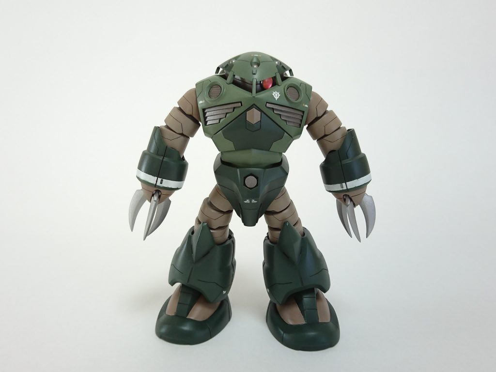 フロントビュー。筋彫りに塗り分け。ダクト部分はフレームメタリックのつや消し。