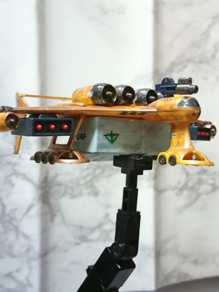 フロントビュー。
変更点は左右２基のミサイルポッドと、
頭上の試作ビーム砲の増設です。
ミサイルポッドはザクⅡから拝借。
磁石を仕込み取り外しできます。
ビーム砲はジャンクパーツを切った貼ったして作ったオリジナル要素です。