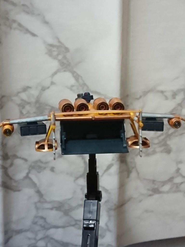 リアビュー。
スタンド台に非対応…なので、
此方も磁石を使って無理やり飛ばしてみた。
アイ・キャン・フラーイ！！