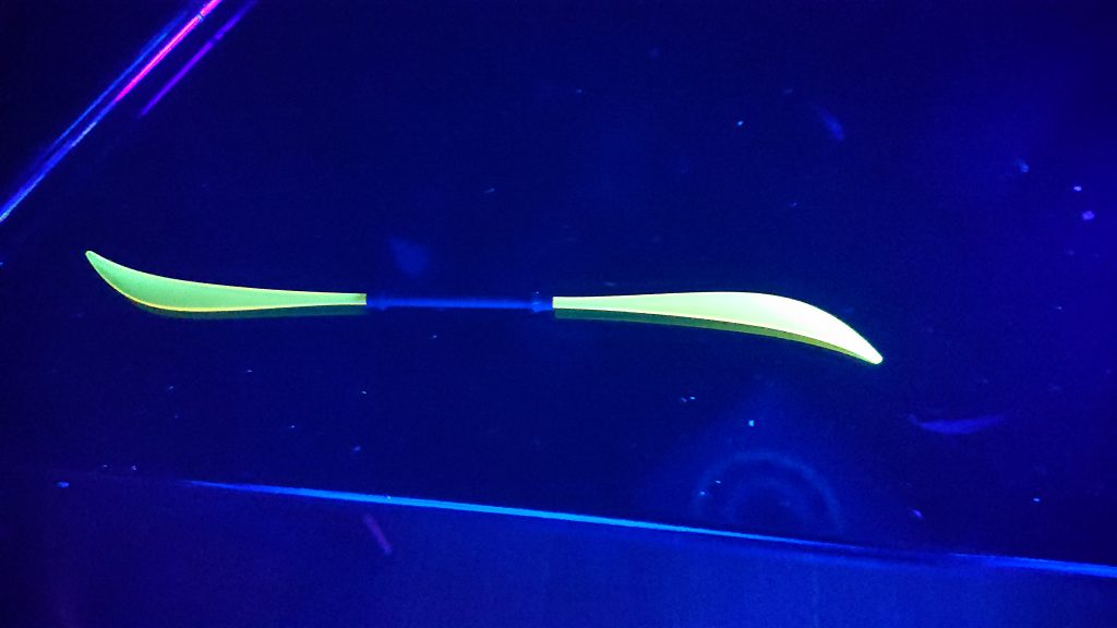 ナギナタはブラックライトで光ります。おなじみのガイアノーツ蛍光イエローです。