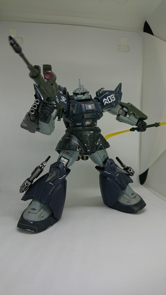 主武装は一般ゲルググと変わりませんが、足にリボルバーカノンと超振動ナイフを装備しています。