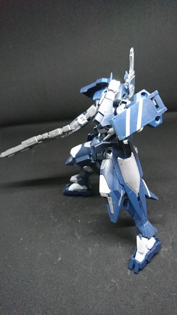 ショルダーシールド
防御しやすくタックルでMSを怯ませることができる

人物/戦艦設定
エリザ・ウェストン
タービンズから派遣された戦闘員
MSの操縦はタービンズ内で4番目に強い分類であり指揮や戦略に長けている性格はクールで頭が切れる愛想が無さそうに見えるが実は動物好き、「ティアンシー」の副リーダーでありアーベルが唯一接しやすい女性でもある

リリア・ビルダ
撃墜されたギャラルホルンの戦艦の生存者、ギャラルホルンでは若くして技術チームのチーフだった
新しい考えを好み古い考えを嫌うそのせいでMS工房と揉めることもあった
ジャンク屋に興味があり視察したいと要求してるが反対されすねている

強襲装甲艦「イッカク」
元は名瀬が若頭に就任したときに贈呈する予定だった戦艦
名瀬が亡くなりタービンズも戦艦を持つことができないだが「ティアンシー」の設立によって「イッカク」はアーベル達に贈呈
外見は名前の通り船頭に大きな角の様な装甲が付いておりデブリを貫き砕くことができる、船内は最新の医療装置があり元は託児所だった部分は艦内バーに改装されてクルー達の憩いの場になっている