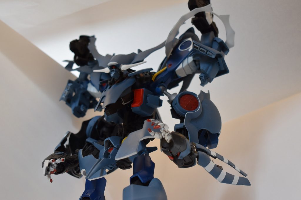 両肩のミノフスキークラフトは飛行のためではなく機体脚部の負荷軽減のためのものである。