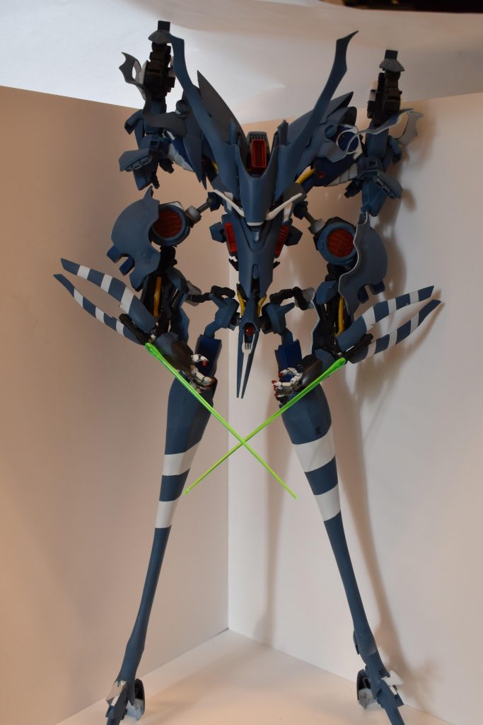 両腕の小型シールドにはビームサーベルが固定されており、緊急時の接近戦での使用が可能
他にも吻部ビーム砲、両肩に拡散メガ粒子砲なども装備されている。