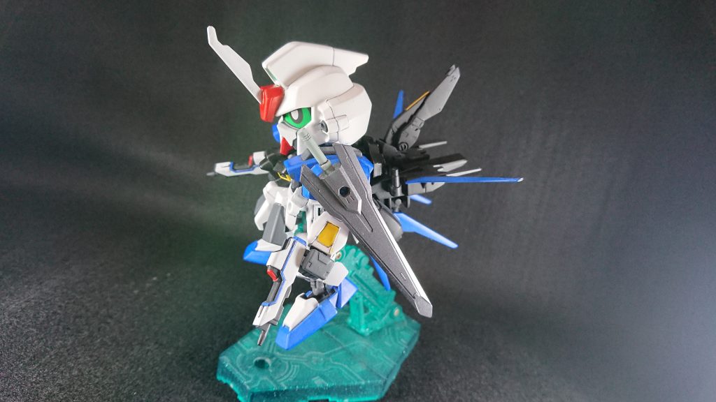 側面から。エールストライカーを組み替えて装備しています