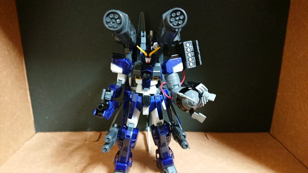 武器を兎に角装備してみたかったので色々重装備になりました(腰のパーツはAGE-FXのCファンネルです)左腕は現地改修的な感じを出したかったのでハイモックとビルダーズパーツとケーブルを適当に(^^;)