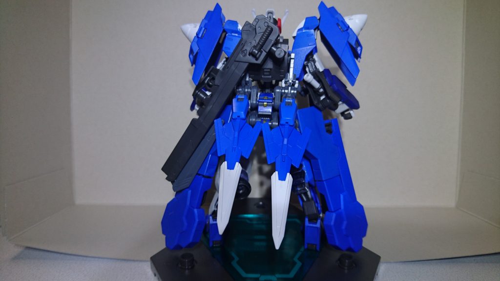 追加ユニットをオーライザーのような追加飛行ユニットにしなかった理由は、二機同時の操作に本人が慣れていないだけではなく、ELダイバー事件で活躍したダブルオー使いの戦闘データを元にしたからとされている。
その際に使用された武装に似た意匠が採り入れられているのは彼なりのリスペクト…と言えるかもしれない。