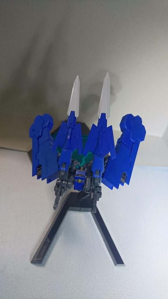 【設定】
ピーヴォ・ユニット。ガンダムアスタロト・マラクタウスの問題点であるエネルギー過多を解決するべく、ガンダム00のオーライザーを参考に組んだ追加ユニット。
名前の由来は孔雀を意味するピーコックから。