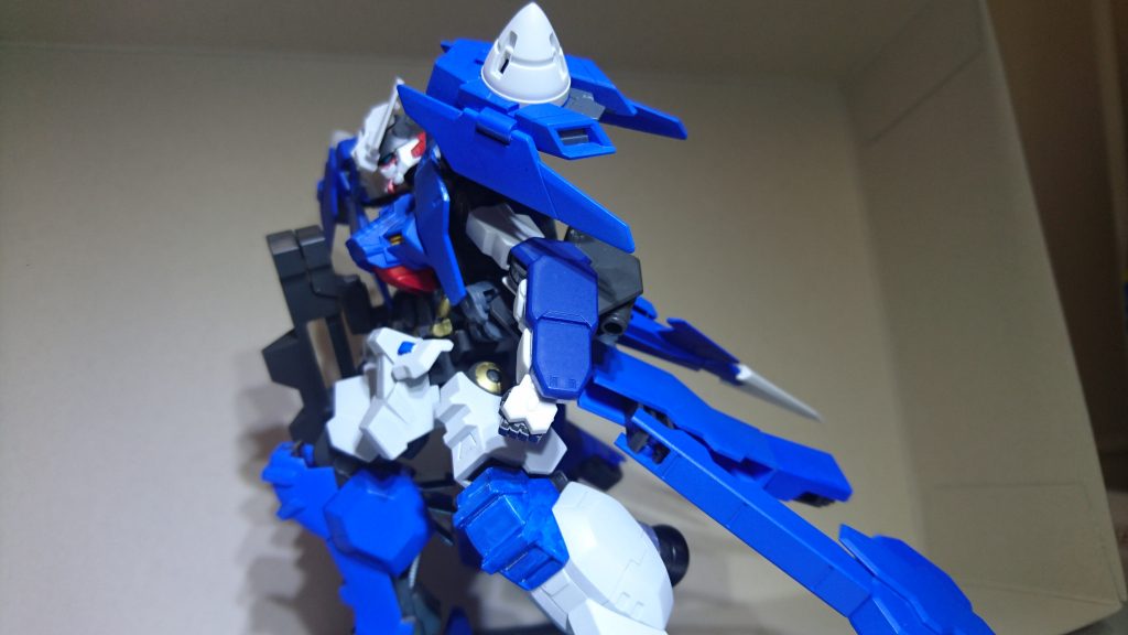 【役割】
最大の役割はGNモードの稼働時間延長、及びクールタイム短縮。
GNモードはエイハブリアクターのエネルギーにGN粒子を追加発生、それを以て更なる出力を引き起こすものであるが、長期間の稼働はエネルギー過多による自爆やクールタイムの長時間化に繋がるリスクも孕んでいた。
そのエネルギーの出力先としてスラスターを設け、エネルギー量の調整、およびエネルギー放出の為のクールタイム時間の短縮を図っている。