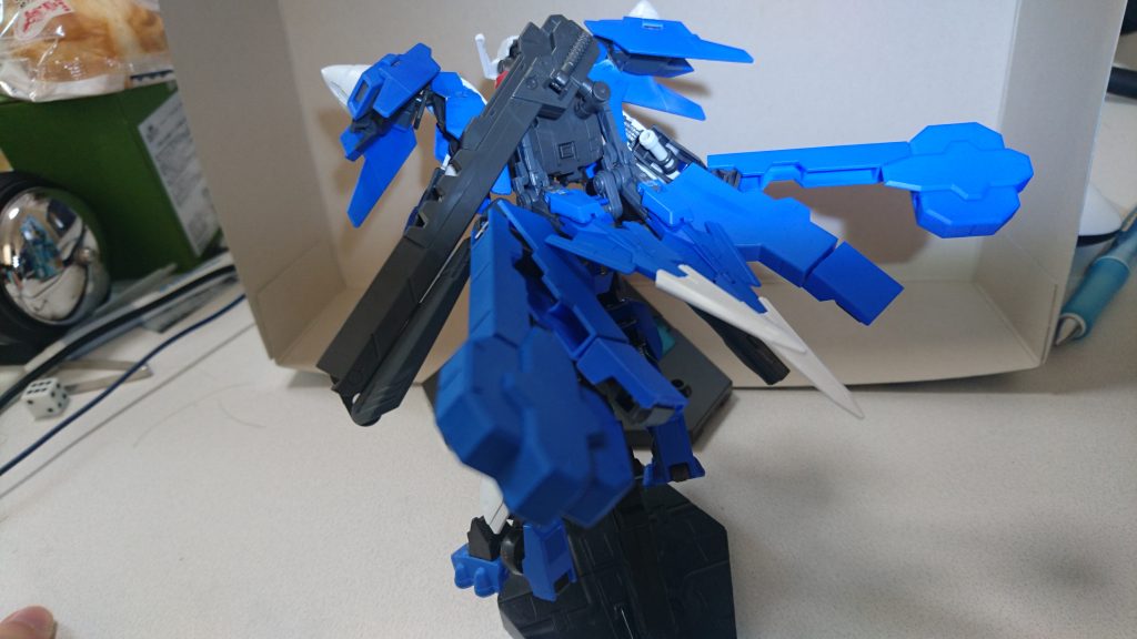 【スラスター】
リナシメントのシールドアームのガンプラにおける可動を元に展開。そこからエネルギーの出力を行う。
中心には、ダブルオーダイバーエースのスーパーGNソードⅡを元にしたスラスターも搭載されているが、スラスターとして利用した理由は不明…？