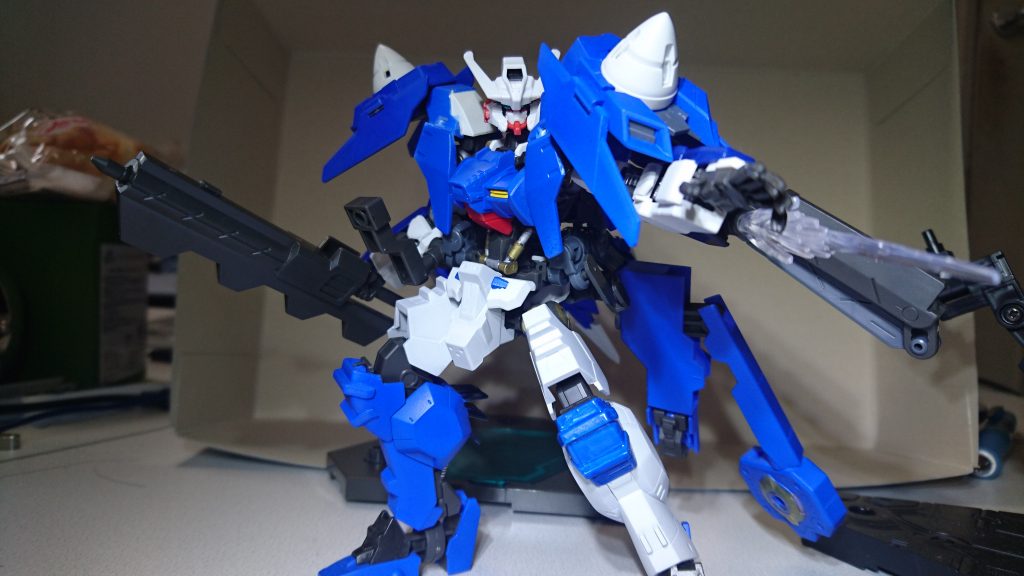 【ビームサーベル】
ピーヴォ・ユニット搭載前より使用する武装のひとつ。
ピーヴォ・ユニットの追加に併せて刀身の形状変化、出力の変化など、様々な仕様変更がなされている。