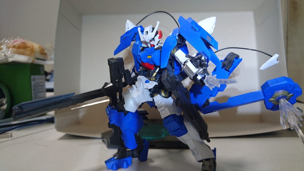 【テイルフェザーソード】
阿頼耶識Type-P発動時に起動するAIの攻撃システム。刀身からワイヤーごと伸ばした追加攻撃により相手を突き刺す他、ワイヤーを駆使して相手を捕縛するなどの動きも可能。
バルバトスルプスレクスのテイルブレードを参考にしているが、刀身のサイズ等もありダメージは薄く、相手を捕縛する役割の方が大きい。