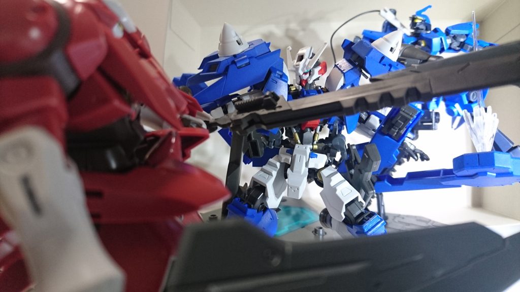 【問題点】
その性質上、前方はアスタロトマラクタウス本機での攻撃、後方はAIによる自動攻撃…と、乱戦において強い効果を発揮する。その為、スラスターで敵陣の中心に突入してから阿頼耶識Type-P起動により戦線を乱すのが主な役割となる。
一方で、AI任せとはいえ二機を同時に操作するのとほぼ同様の状況に陥るため、権限の一部をAIに譲渡する必要がある。結果、脚の操作権限をピーヴォ・ユニットに回し、副作用として阿頼耶識Type-P発動時はその場から動くことが出来なくなる。
スラスターによる飛行からの阿頼耶識システム起動…といった操作も出来なくは無いものの、それを踏まえた上での操作が求められる。