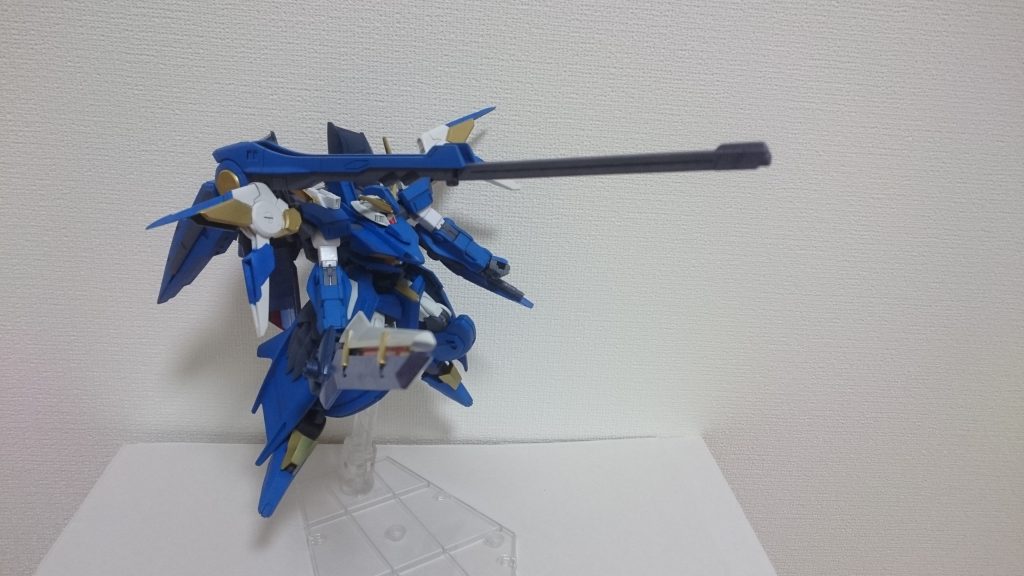 バックパックコンデンサーと光の翼ユニットを用いて単機でのGNハイメガランチャーの発射が可能