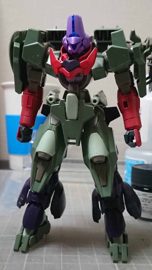 塗装前②。腰部をすっきりさせたくストライアージンクスに変更し、フロントアーマー上部の左右を切除して小型化してます。