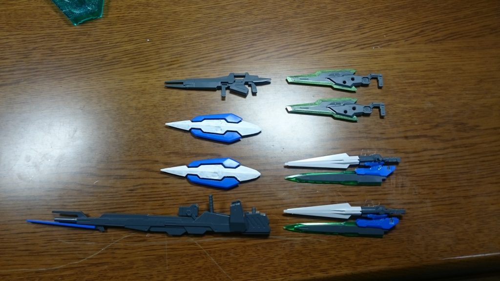 武器は新しく3個もたせて
右上;GNカタールⅡ GNカタールにライフルの機能をつけたもの
右下;GNブレイドⅡ GNソードⅡに装備を追加したもの
破壊力が高く取り回しがいい(見た目重視
左下;GNロングライフル 曲がるビームを打てる。ピンで腕にしっかりはまってます