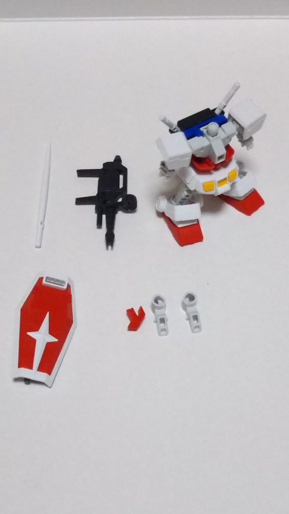 オマケ
改造で取り除かれたSDCSガンダムのパーツ。
余剰のジムヘッドと首関節を除くとSDフレームと武装一式含めこれくらい余ります