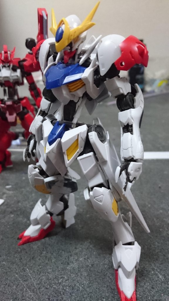 腰で5ミリ延長、太ももで2ミリ延長、すねでも2ミリ延長してます
ふくらはぎで1ミリ幅増し
膝アーマーにスペーサー挟んでます