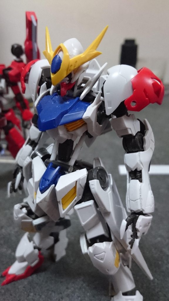 肩の小羽?を切断してフレームのシリンダーへ接着
爪は2ミリプラ棒を加工しました