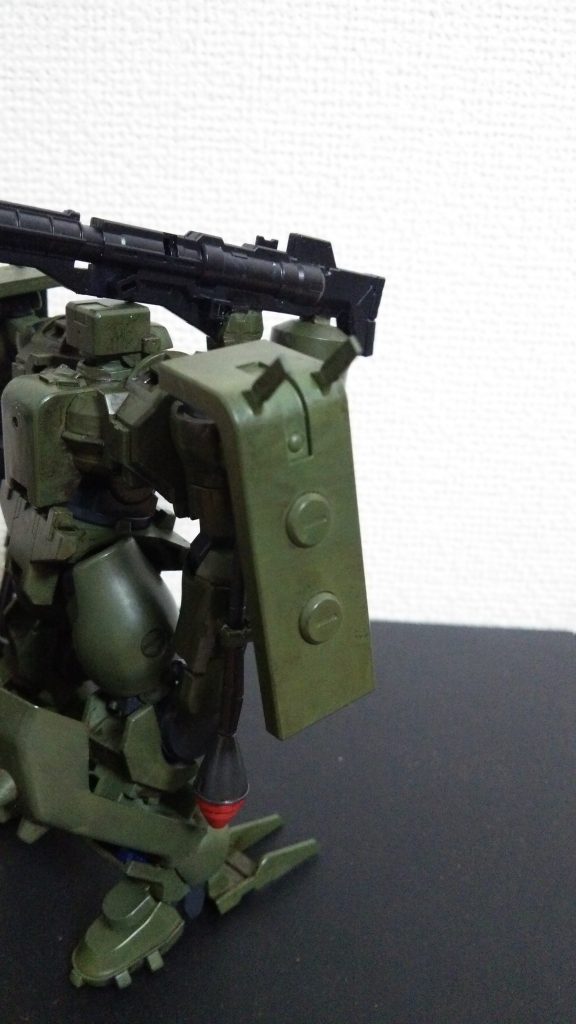 シールド
指揮官型の両肩に装備されたシールドは、防御に使用されるだけでなく、それ自体が大型アンテナとしての機能を持っている。通信はもちろん、複合レーダーによる戦況把握など指揮官型に必要な機能の多くを担う。

ええと、マジか。

セルゲイさんはともかく、普通の指揮官は率先して敵と肉薄することはないんでしょう。

レーダーの性能を生かして砲戦仕様ティエレンに。