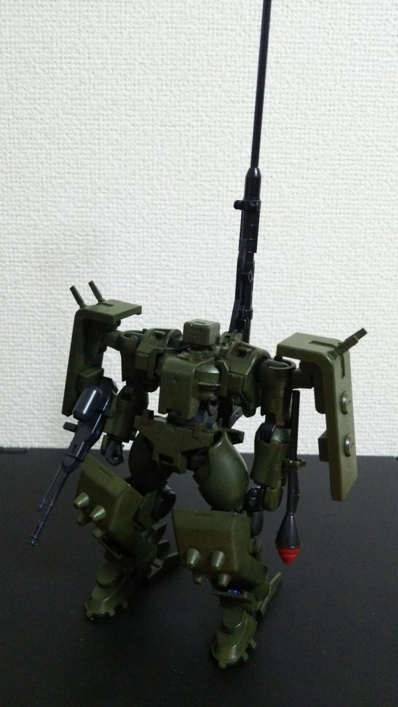 足のシールドはギラ・ドーガのものです。