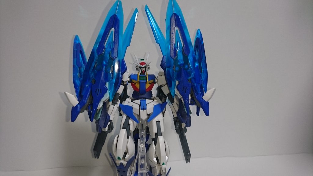 ・ラッシュポジション
HWSの恩恵を一番に受けられたのはこの形態です。
サンライザーのバインダーをスカイブレイサーに直結し、威力を爆発的に向上させた格闘特化仕様。
腕自体にスラスターとGNフィールドを持たせることで打撃の初速を挙げると共にインファイトに持ち込みやすくなっているという設定です。