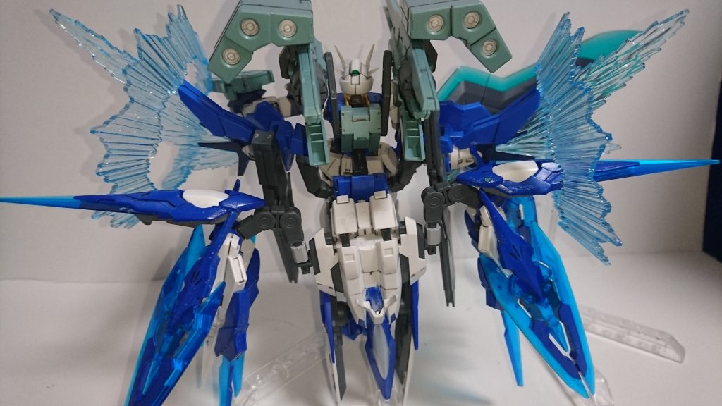 まさにリクのガンプラの集大成!といった感じで全装備がてんこ盛り。
後ろの重量が凄いことになるので自立は厳しいですw