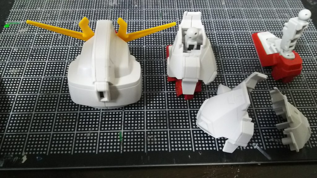 分割線が気になる所はスジ掘り追加して違和感を軽減。