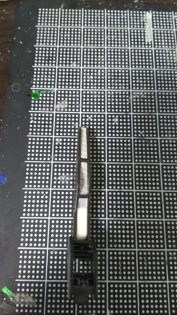 スラスター部分的は形に合うようにパーツを削ってます。