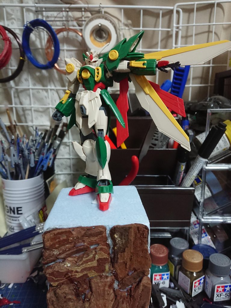 百均の発泡ブロックにインテリアバークを貼りつけて塗装した簡単仕上げです、地面部分は粘土で、全体にリアルサンドをまぶしてます