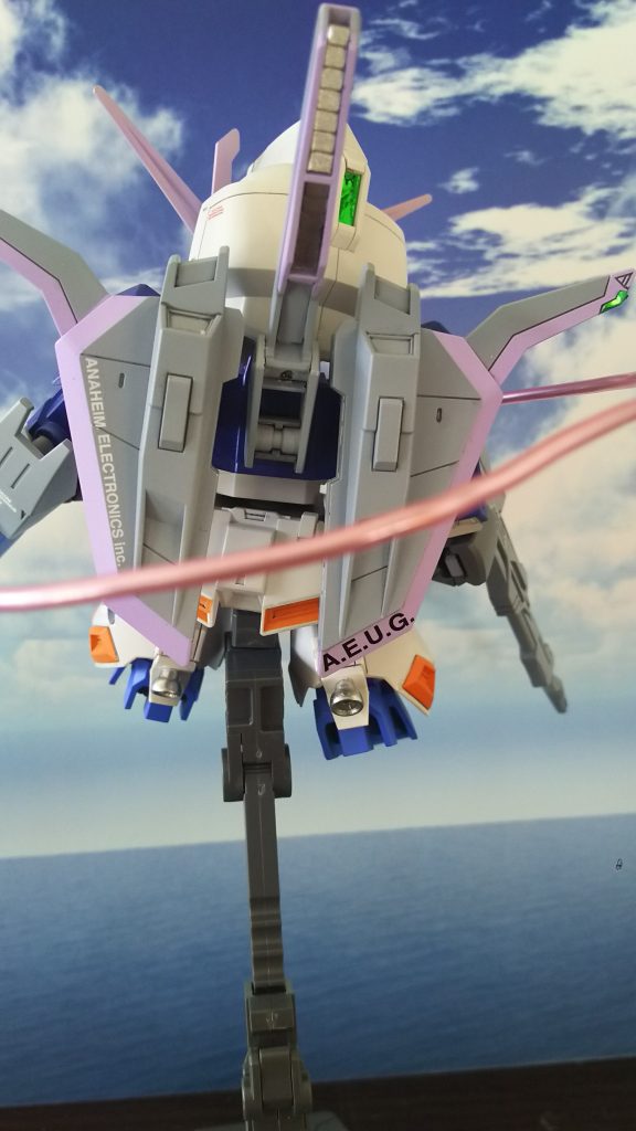 背中のスラスターもディテール追加。

足のバーニアは切り取り、新しく作りました。