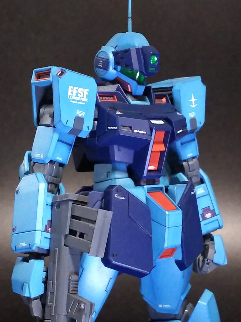 整形色よりも青みを強くするために、ダイソーのパステルでドライブラシ処理をしています。水転写デカールも貼って見ました。